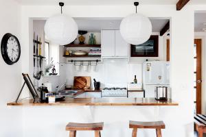 uma cozinha com armários brancos e duas luzes pendentes em Tarndwarncoort Homestead em Warncoort