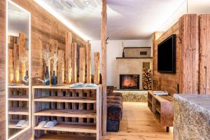 sala de estar con paredes de madera y chimenea en Spornberg Mountain Living Westberg, en Soprabolzano