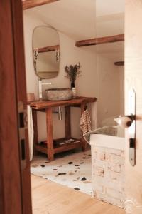 baño con espejo y suelo con escombros en Chambre d'hôtes dans une ancienne bergerie, en Les Angles