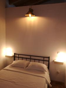 Casa Algarvia G&S في لوز دي تافيرا: غرفة نوم بها سرير وعليها مصباحين
