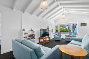 Χώρος καθιστικού στο Bayview Bungalow - Nelson Holiday Home
