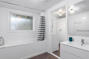 Ένα μπάνιο στο Bayview Bungalow - Nelson Holiday Home +15 φωτογραφίες
