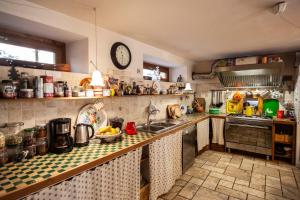 Kuchyň nebo kuchyňský kout v ubytování Maison Le Champ B&B Questa casa non è un albergo