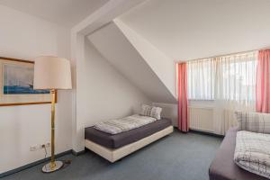 Rúm í herbergi á Pension für Monteure in Dresden, Zimmer mit eigenem Bad und großer Gemeinschaftsküche