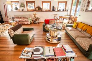 Posezení v ubytování Maison Le Champ B&B Questa casa non è un albergo