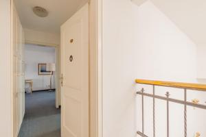 Rúm í herbergi á Pension für Monteure in Dresden, Zimmer mit eigenem Bad und großer Gemeinschaftsküche