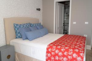 Katil atau katil-katil dalam bilik di Limani Luxury Apartments Beachfront