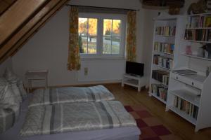 a bedroom with a bed and a window at Haus Maria in Ahlbeck