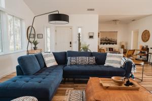 オークハーストにあるGlamour Mountain Getaway by Casa Oso with views and spaのリビングルーム(青いソファ付) +40枚の写真