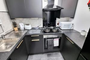 a small kitchen with a stove and a sink at *5SM* Setup for your most relaxed & amazing stay + Free Parking + Free Fast WiFi * in Morley