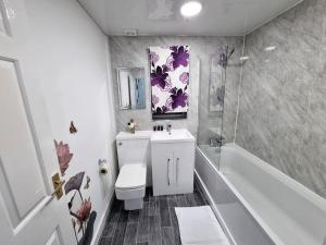 łazienka z umywalką, toaletą i wanną w obiekcie *5SM* Setup for your most relaxed & amazing stay + Free Parking + Free Fast WiFi * w mieście Morley