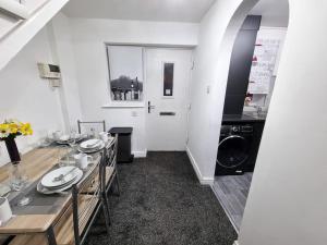 a kitchen with a table and a washing machine at *5SM* Setup for your most relaxed & amazing stay + Free Parking + Free Fast WiFi * in Morley