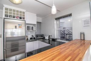 Dapur atau dapur kecil di African Penthouse Suite