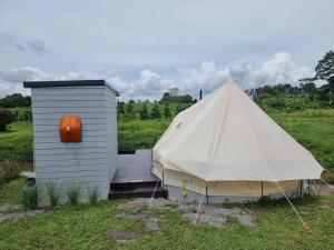 a large tent next to a small building at เขาเจ้าขา2 in Khao Kho