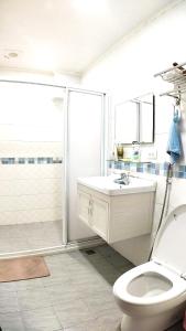 潮州鎮的住宿－家是愛之窩民宿 ，浴室配有卫生间、淋浴和盥洗盆。