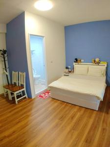 Kama o mga kama sa kuwarto sa Home is Love house Homestay