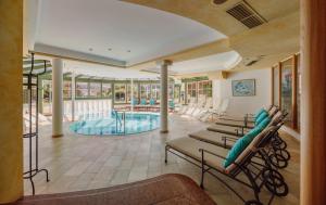 une piscine avec des chaises longues et une piscine dans l'établissement Hotel Lerch, à Sankt Johann im Pongau