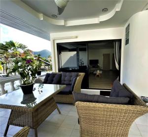 Posezení v ubytování Kamala Fantasy 5 Bedroom Modern Private Pool Villa