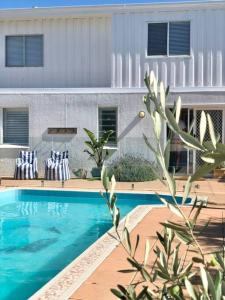 uma piscina em frente a um edifício em The Landing Aldinga Beach Front Private Pool em Aldinga Beach