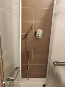 a shower with a shower head in a bathroom at Charlie's Home Arezzo-Appartamento-B&B Arezzo con Parcheggio privato- Arezzo Città del Natale 2023 - Centro Arezzo Fiere e Congressi- Mercatini Natale Arezzo Casa di Babbo Natale e Villaggio Tirolese 2023 in Arezzo +21 photos