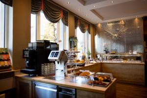 una cucina con bancone e cibo di Hotel Das Junior by MAX 70 a Salisburgo