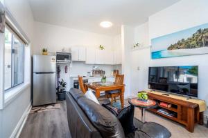 sala de estar con sofá y cocina en One Bedroom Apartment on Summer/ No.2 near CBD en Orange