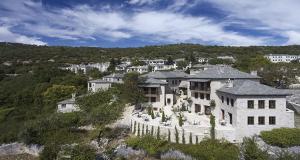 una vista aerea di una grande casa su una collina di MounTrace Suites & SPA a Monodendri
