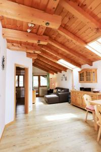 uma sala de estar com tectos em madeira e um sofá em Gästehaus Wechs em Bad Hindelang
