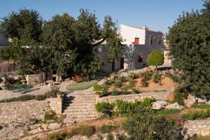 een extern uitzicht op een huis met een tuin bij Villa Nikolaos in Elefterna