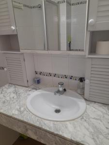 A bathroom at Royal Marine playa calme et cosy