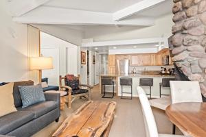 salon z kanapą i stołem w obiekcie Standard 2 Bedroom - Aspen Alps #115 w Aspen