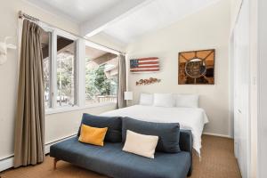 sypialnia z łóżkiem i niebieską kanapą w obiekcie Standard 2 Bedroom - Aspen Alps #115 w Aspen