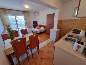 Kuchyňa alebo kuchynka v ubytovaní Apartments CHIARA