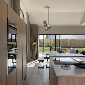 una cucina e un soggiorno con un divano e un tavolo di Blue Iris Cottage, Ashlin Farm Barns a Lincoln