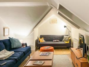 a living room with a couch and a table at Cosy Apartment in Winchester