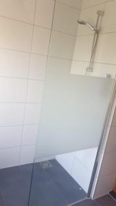 法爾肯堡的住宿－Hotel B&B Sint-Maria NEXT DOOR，浴室里设有玻璃门淋浴