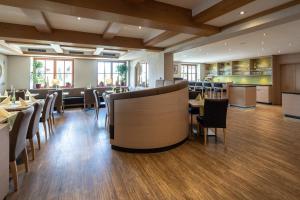 une salle à manger avec des tables et des chaises dans un restaurant dans l'établissement Gasthaus Hotel Zum Mohren, à Niederstotzingen