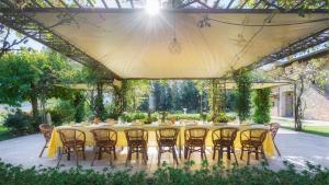 une table et des chaises sous une tente dans un jardin dans l'établissement EREMO SANTA BARBARA 16&5, Emma Villas, à Todi