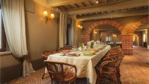 une salle à manger avec une grande table et des chaises dans l'établissement EREMO SANTA BARBARA 16&5, Emma Villas, à Todi