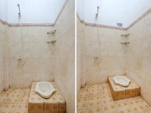 2 fotos de un baño con aseo en una ducha en SPOT ON 91935 Hellena Guesthouse, en Demak