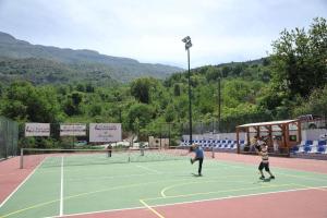 Tenis alebo squash v ubytovaní Alexander Mountain Resort alebo jeho okolí