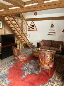 uma sala de estar com um sofá e uma mesa em Le Grenier em Marlenheim