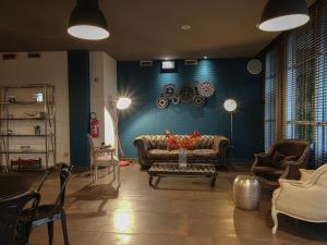 A seating area at La Meridiana Bleisure Hotel