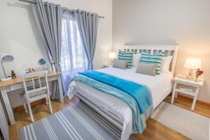 1 dormitorio con cama, escritorio y ventana en Mirihof Retreat and Olive Estate, en Montagu