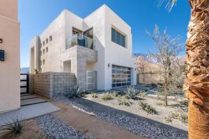 una casa en el desierto con un blanco en Breathtaking Luxury Villa Architectural Jewel, en Palm Springs