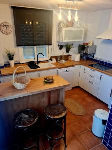 Kuchyň nebo kuchyňský kout v ubytování La Casa Junto al Sendero del Río & Piscina # aire acondicionado