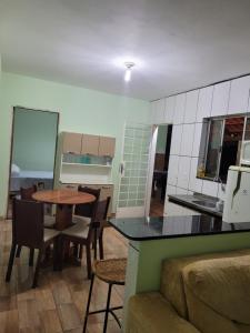 uma cozinha e sala de jantar com mesa e cadeiras em Chalé Terê na Serra da Canastra em São Roque de Minas