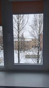 ein Fenster mit Blick auf einen schneebedeckten Hof in der Unterkunft Kr.Valdemara in Daugavpils