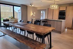 a kitchen and dining room with a wooden table and chairs at Walnut House, Ashlin Farm Barns in Lincoln