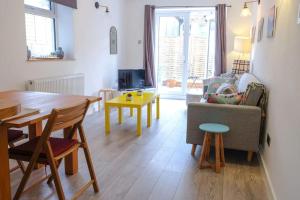 Μια τηλεόραση ή/και κέντρο ψυχαγωγίας στο Spacious two bedroom, two bathroom Beach Nest with garden